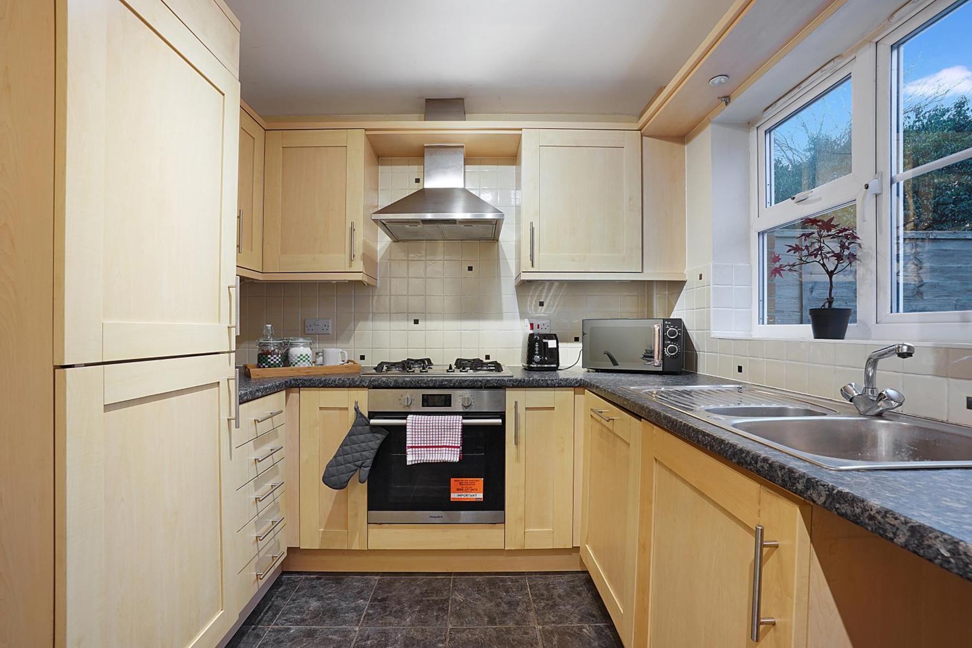 Comfortable Stylish Townhouse In Ashford Sleeps 5 Netflix 2 Parking Spaces Perfect For Contractors And Families Exterior foto