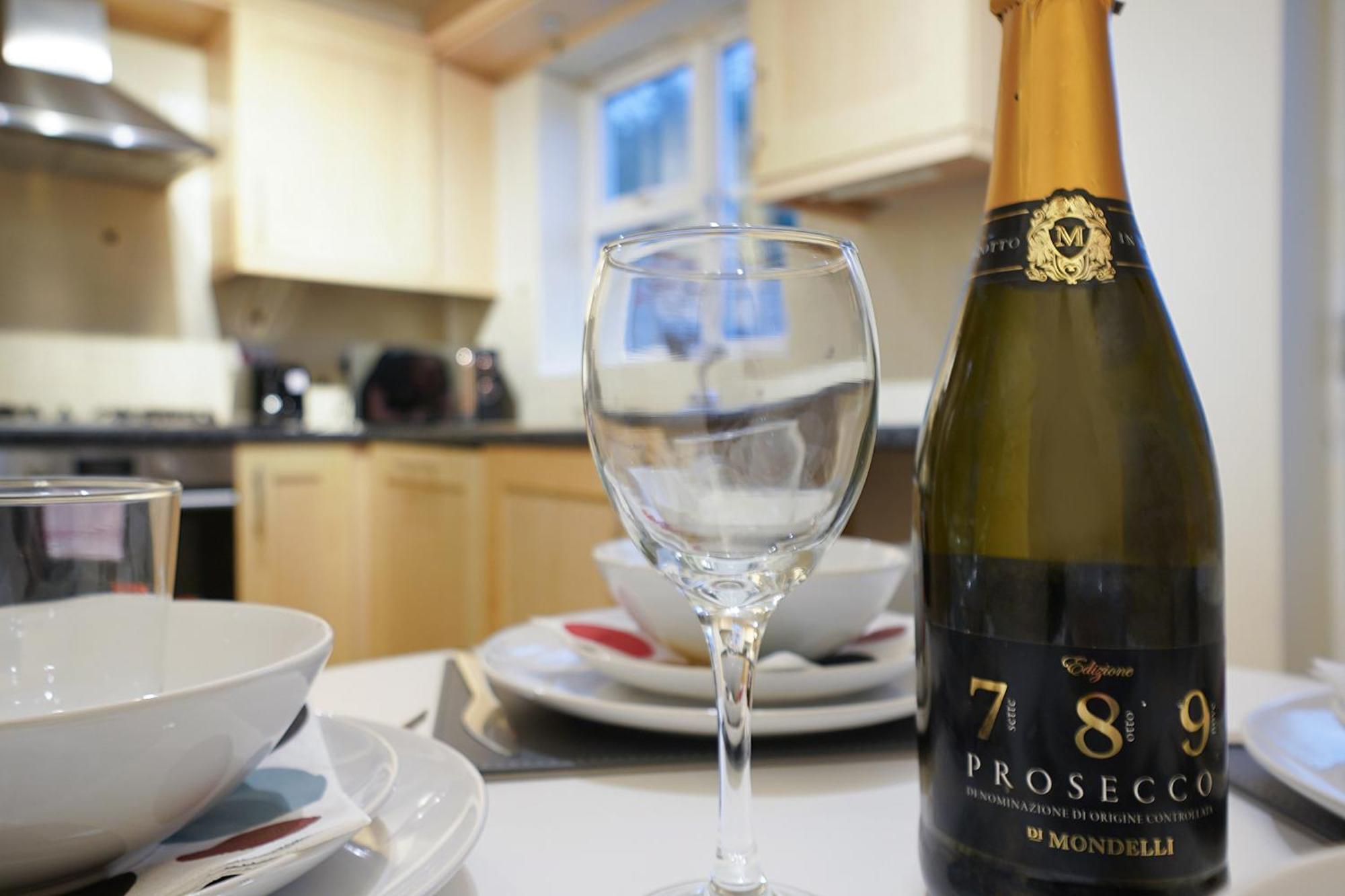 Comfortable Stylish Townhouse In Ashford Sleeps 5 Netflix 2 Parking Spaces Perfect For Contractors And Families Exterior foto